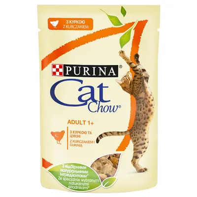 Purina Cat Chow Adult 1+ kattenvoer, zichtbaar met kip en courgette. Tekst in andere talen: '3 куркою з курчаком', 'Z KURCZAKIEM I CUKINIĄ'.