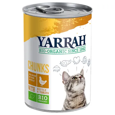 Yarrah BIO-ORGANIC SINCE 1992, CHUNKS with nettle & tomato, whole chicken. Purkissa harmaa raidallinen kissa ja vihreä BIO ORGANIC -merkki.