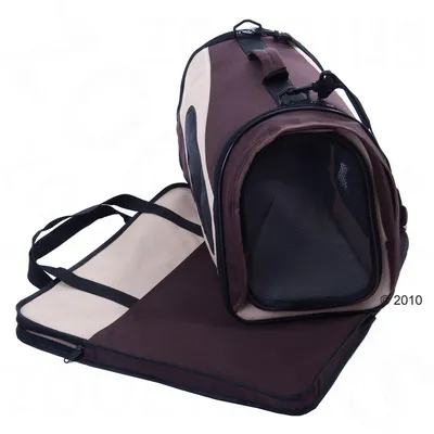 Сумка-переноска для животных из ткани с сетчатым окошком и ручками, рядом лежит съемное дно. Видны детали конструкции и материал.