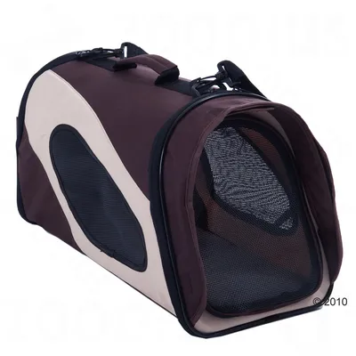 Тканевая переноска для животных с сетчатыми вставками по бокам и спереди, ручкой для переноски и плечевым ремнём. Цвет: коричневый с бежевым.