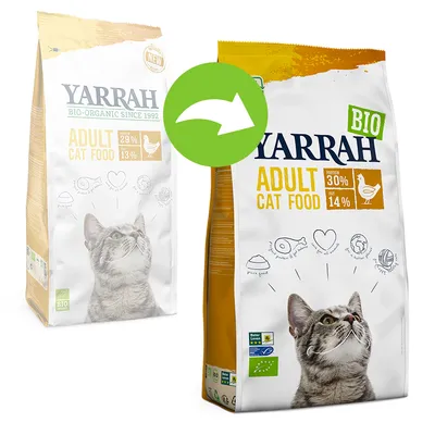 To poser Yarrah Adult Cat Food BIO. Synlig tekst: protein 29 %/30 %, fedt 13 %/14 %. Billede af kat, kyllingesymbol og øko-certifikat. Grøn pil viser emballageskifte.