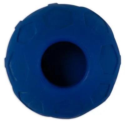 Modrý gumový míček s šestiúhelníkovými vzory a centrálním otvorem, vhodný na hraní nebo plnění.