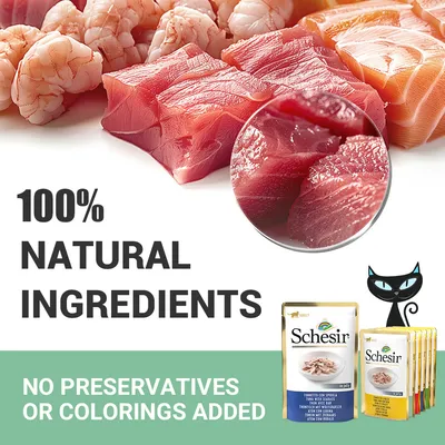 Schesir hrana za kućne ljubimce, tekst: 100% NATURAL INGREDIENTS, NO PRESERVATIVES OR COLORINGS ADDED, prikaz sirovih komada ribe i škampi, pakiranja Schesir proizvoda.