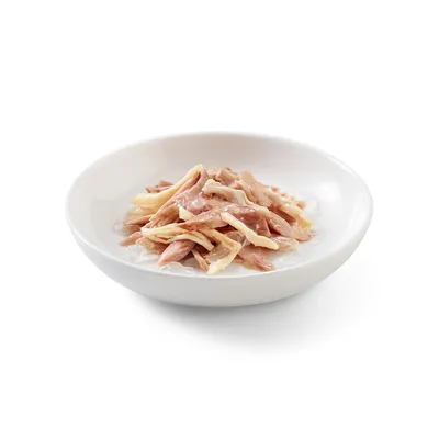 Skål med möra, ljusa köttstrimlor i sås, serverat på vit tallrik.
