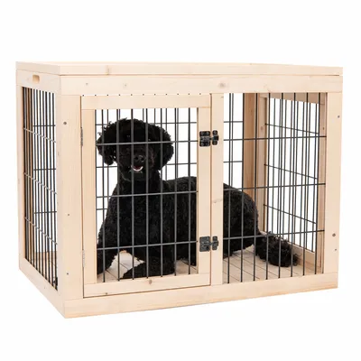Cage pour chien en bois clair et métal noir, porte à double loquet, chien noir assis à l'intérieur. Poignées latérales visibles sur la cage.