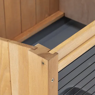 Vista dettagliata di una cornice in legno con griglia metallica e fondo grigio, adatta per la costruzione o il montaggio di recinti per animali.