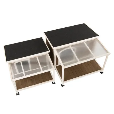 Deux enclos rectangulaires pour animaux, structure en bois clair, toit plat noir, parois transparentes et sol en bois. Un modèle plus grand à droite, un plus petit à gauche.