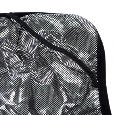 Nahaufnahme eines silbernen Netzmaterials mit schwarzem Rand, möglicherweise Teil eines Tierprodukts oder Zubehörs.