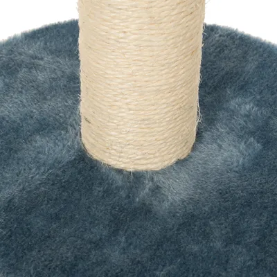 Detail škrabadla pre mačky: stĺpik obalený sisalom na okrúhlej základni s modrým plyšovým poťahom. Viditeľné materiály: sisal, textil.