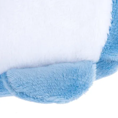 Close-up van wit en blauw pluchemateriaal, mogelijk onderdeel van een speelgoed of accessoire.