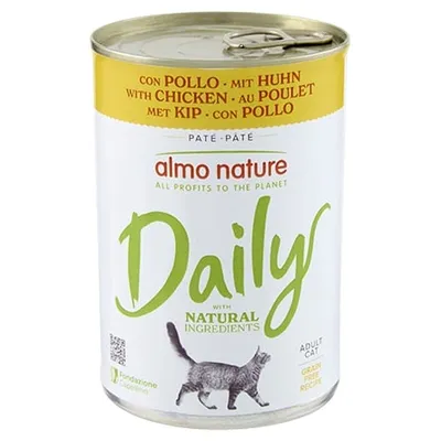 Lattina di paté per gatti almo nature Daily con pollo, adult cat, grain free recipe, with natural ingredients. Testo multilingue visibile sulla confezione.
