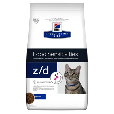 Hill's Prescription Diet Food Sensitivities z/d kattemad, billede af kat, tekst: Original, ActivBiome+, S+OX SHIELD, Clinical Nutrition, synlige foderpiller nederst til venstre.