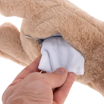 Hand zeigt herausnehmbares Innenkissen aus einem Plüschspielzeug mit Reissverschlussöffnung.