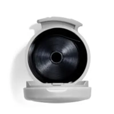 Sort rulle i hvid plastbeholder med åbent låg, set oppefra. Ingen synlig tekst eller mærke.