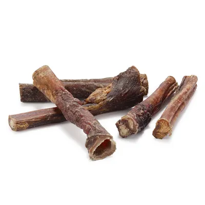 Flera torkade nötköttstuggpinnar, naturliga hundsnacks utan synliga tillsatser.