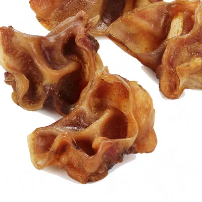 Torkade gristöron, bruna och krispiga, som naturligt tuggben för husdjur.