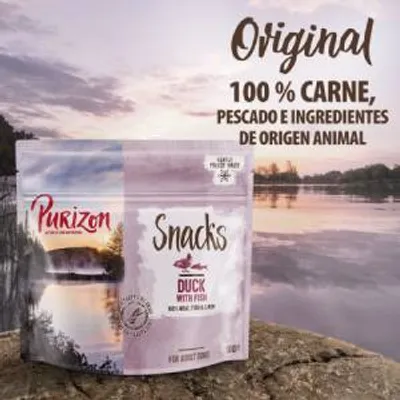 Purizon Snacks Duck with Fish. Original. 100 % carne, pescado e ingredientes de origen animal. Bolsa de snacks para mascotas sobre fondo de lago al atardecer.