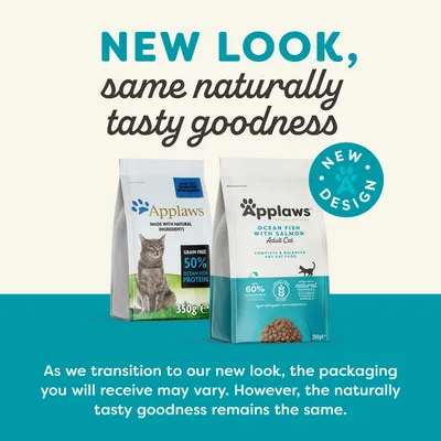 Dvě balení Applaws pro kočky: starý a nový design. Text: NEW LOOK, same naturally tasty goodness, NEW DESIGN. Na obalech viditelné složení a hmotnost 350 g.