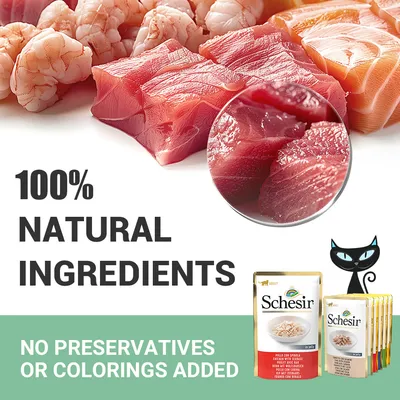 100% NATURAL INGREDIENTS, NO PRESERVATIVES OR COLORINGS ADDED, Schesir. Text v angličtine, balenia krmiva Schesir a kúsky surových rýb a kreviet.