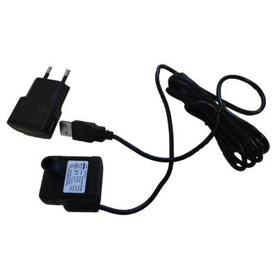 Černý USB napájecí adaptér s kabelem a čerpadlem, vhodný pro provoz vodních čerpadel. CE označení viditelné na čerpadle.