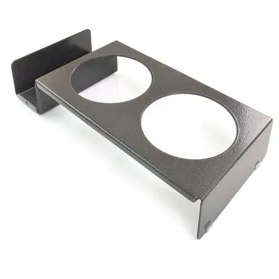 Metalen standaard met twee ronde openingen voor voer- of drinkbakken, geschikt om op een vlak oppervlak te plaatsen. Geen merknaam of verdere tekst zichtbaar.