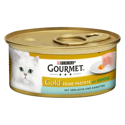 Purina Gourmet Gold Feine Pastete mit Gemüse -kissan märkäruokapurkki, etiketti: mit Seelachs und Karotten. Kuvassa valkoinen kissa ja annos pateeta porkkanalla.