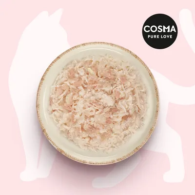 Skål med strimlat kycklingkött, varumärkeslogotypen 'Cosma Pure Love' synlig på rosa bakgrund.