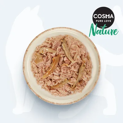 Cosma Nature. Schüssel mit zerkleinertem Fleisch und kleinen Fischstücken, natürliche Zutaten sichtbar.