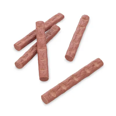 Cinque snack a forma di bastoncino, colore marrone-rosato, superficie con scanalature regolari. Nessun marchio o testo visibile.