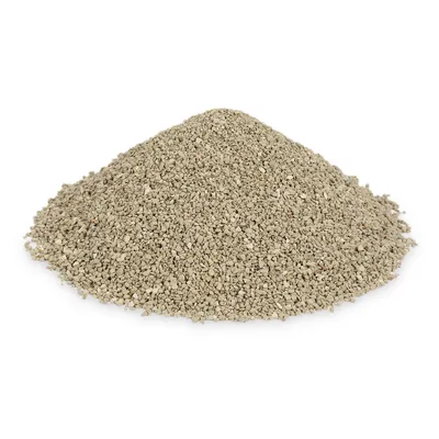 Hög av finkornigt, grått granulat. Visar material för kattströ eller liknande produkter.