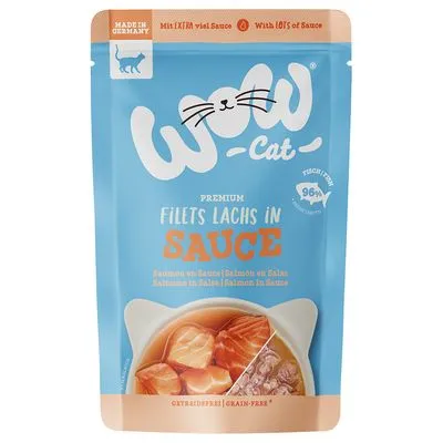 WOW Cat Premium Filets Lachs in Sauce, 96% vlees, graanvrij. Afbeelding van zalmfilets in saus. Made in Germany. Met extra veel saus.