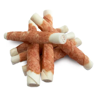 Bâtonnets à mâcher enroulés de viande, sans marque visible, empilés sur fond blanc. Matière apparente : extérieur brun rosé, intérieur blanc.