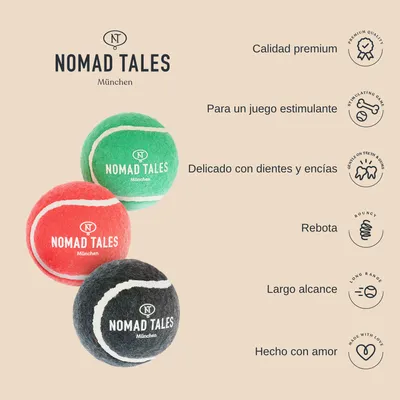 Texto: NOMAD TALES München. Calidad premium, para un juego estimulante, delicado con dientes y encías, rebota, largo alcance, hecho con amor. Tres pelotas de colores con marca visible. Texto: NOMAD TALES München. Calidad premium, para un juego estimulante, delicado con dientes y encías, rebota, largo alcance, hecho con amor. Tres pelotas de colores con marca visible.
