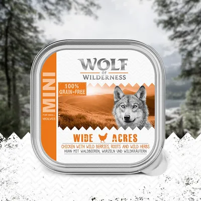 Barquette Wolf of Wilderness MINI 100% grain-free, Wide Acres, poulet avec baies sauvages, racines et herbes. Texte en anglais et allemand visible sur l’emballage.
