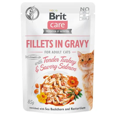 Brit Care Fillets in Gravy за котки, 85 г. Видими текстове: NO GMO, SOY, SUGAR; with Tender Turkey & Savory Salmon; enriched with Sea Buckthorn and Nasturtium. Снимка на котка и ястие.