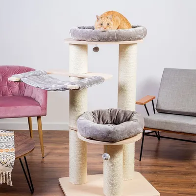 Tiragraffi per gatti con colonne in sisal, due letti imbottiti grigi, amaca e palline pendenti. Gatto arancione sdraiato sul letto superiore. Mobili non inclusi.