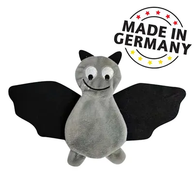 Graues Stofftier in Fledermausform mit schwarzen Flügeln und lächelndem Gesicht. Text: Made in Germany mit Sternen in Rot, Gelb und Schwarz.