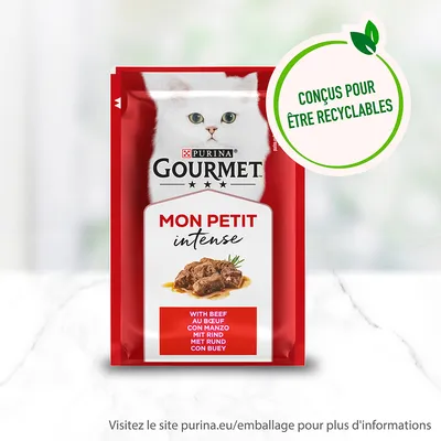 Purina Gourmet Mon Petit intense au bœuf, sachet avec image de chat blanc. Texte visible : « Conçus pour être recyclables ». Mention multilingue : with beef, au bœuf, con manzo, mit rind, met rund, con buey.