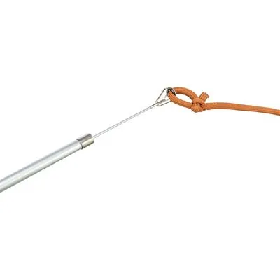 Metalen staaf met dunne draad en oranje koordlus, zichtbaar bevestigingspunt. Materialen: metaal en textiel.