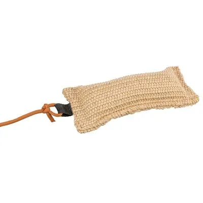 Rechthoekig hondenspeelgoed van grof geweven stof met handvat van leer, beige kleur. Geen merknaam of tekst zichtbaar.