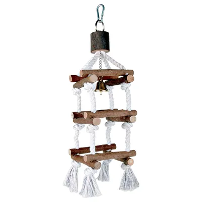 Gioco sospeso per uccelli con bastoncini di legno, corde bianche intrecciate, campanellino centrale in metallo e moschettone per appenderlo.