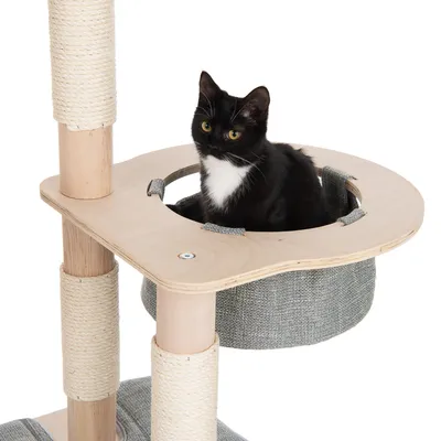Kratzbaum aus Holz mit Sisal umwickelten Säulen und grauem Stoffkorb. Schwarze Katze sitzt im Korb.