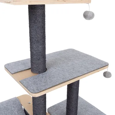 Kradsestativ med grå sisalstammer, træplatforme og filtbelægninger. To hængende legebolde af gråt stof synlige.