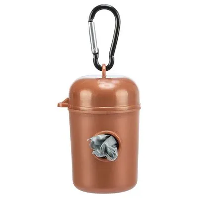 Bruine kunststof houder met karabijnhaak en opening waar een rolletje grijze zakjes uitsteekt, geschikt voor het meenemen van hondenpoepzakjes.
