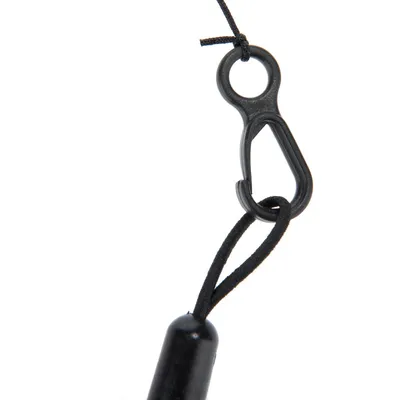 Moschettone nero in plastica con cordino, dettaglio del gancio e anello collegati a un laccio.