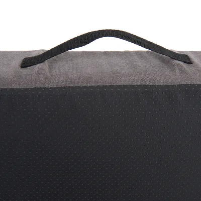 Detailweergave van een grijze mat met zwarte, antislip onderkant en draaggreep van stof.