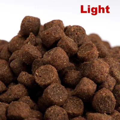 Bruine brokjes droogvoer met het woord 'Light' in rode letters zichtbaar rechtsboven in beeld.