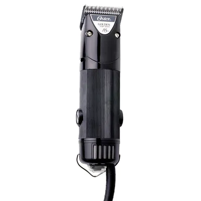 Sort elektrisk klippemaskine med teksten Oster Golden A5 synlig på fronten, metal- og plastdele samt ledning nederst.