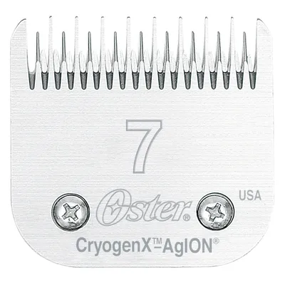 Cuchilla metálica Oster CryogenX AgION número 7, texto visible: USA. Dos tornillos visibles en la parte inferior.
