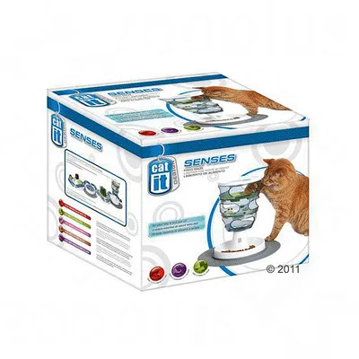 Catit Senses Food Maze, etetőlabirintus macskáknak. A csomagolás a terméket és egy macskát mutat játék közben, vizuális használati útmutatóval.